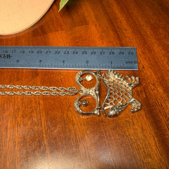 Vintage Articulated Silver Tone Frog Pendant Necklace with moving Crystal Eyes - Picture 4 of 7